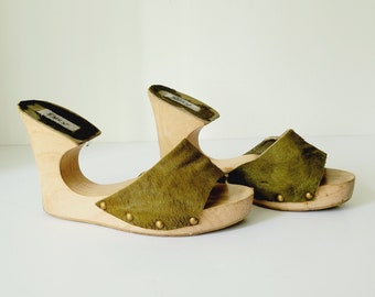 Avant Garde Y2K Cutout Platform Sandals. Chartreuse Fur and Wood Base Platform Mules. Green Vintage Open Toe Floating Heel Sandals Size 7