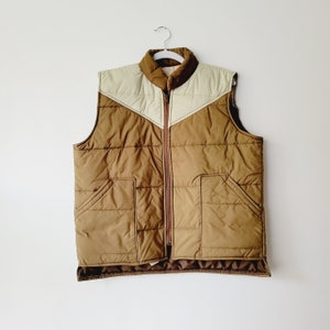 70s Tan Quilted Puffer Vest with Pockets. Western Style Yoke Vintage Bomber Vest. Zip Up Camping Vest for Layering. Retro Gorpcore Vest