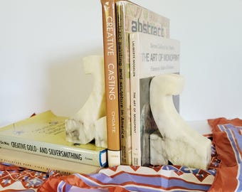 Dos sujetalibros ajustables de alabastro italiano blanco. Sujetalibros de piedra tallada de mediados de siglo. Regalo vintage para amantes de los libros raros.