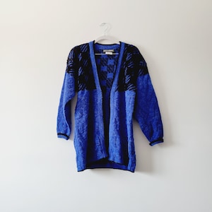 80er Jahre Soft Kobalt Blau Karierte Strickjacke. Schwarz Blauer Longline Pullover. Preppy Tiefem V Pullover. Mischmuster-Strukturstrickjacke
