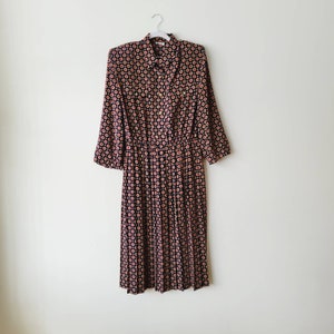 Vestido-camisa plissada com estampa de medalhão dos anos 80. Vestido longo midi vintage Leslie Fay com botões. Vestido-camisa com cintura elástica e saia fluida com gola.