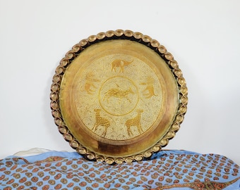 Bandeja decorativa grande de latón martillado con arte popular. Centro de mesa vintage bohemio con animales. Adorno circular dorado con borde festoneado.