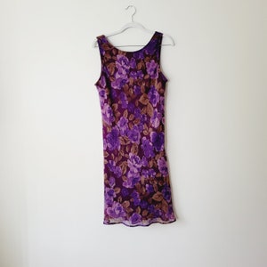 90s Floral Crepe Crinkle Textured Dress. Purple Flower Print Sleeveless Midi Dress. Vintage Y2K Flowy Jewel-Toned Shift Dress