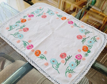 花柄刺繍のテーブルランナー：コットン製（16x38インチ