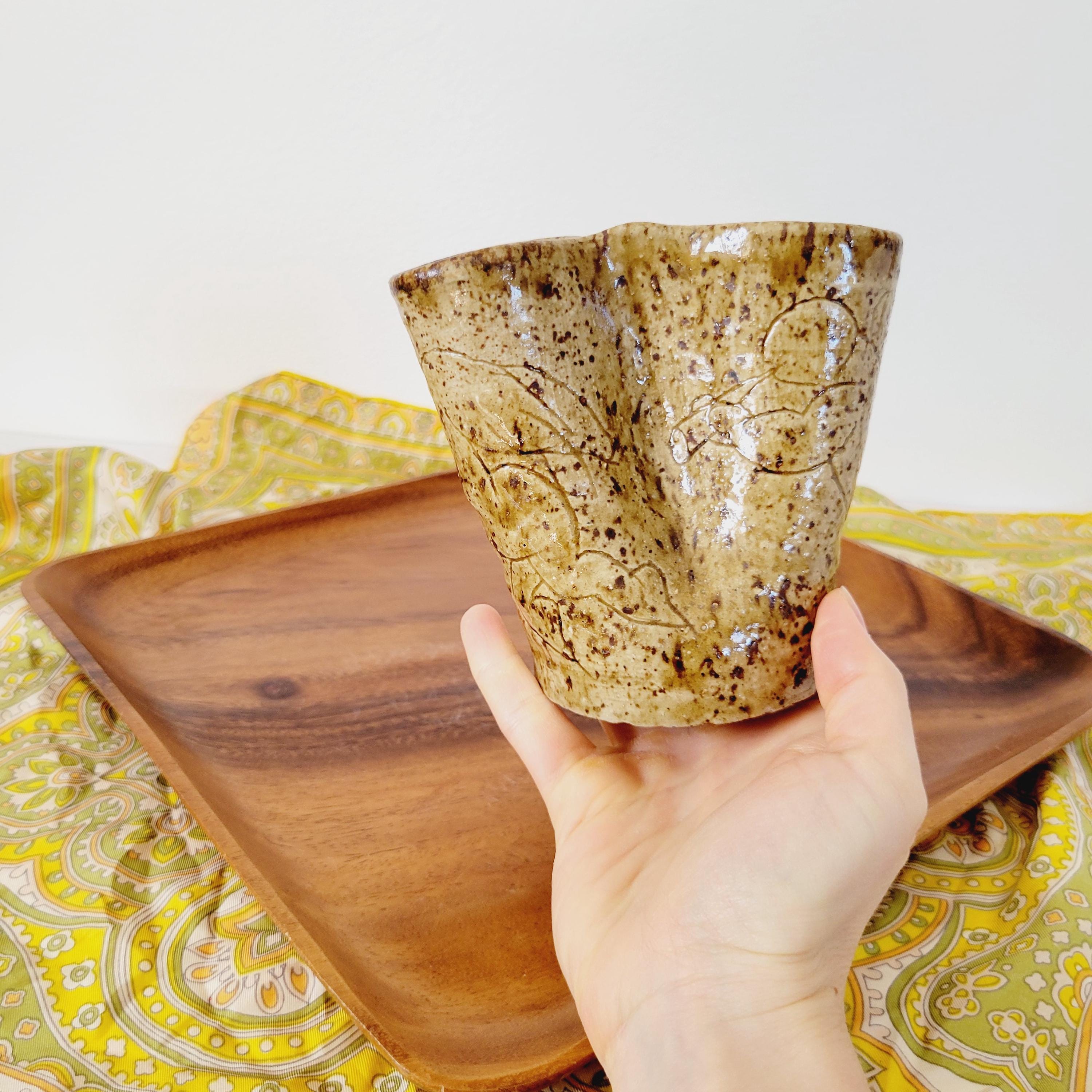 両面がピンチ加工された陶器の花瓶。ヴィンテージの斑点模様が特徴的な