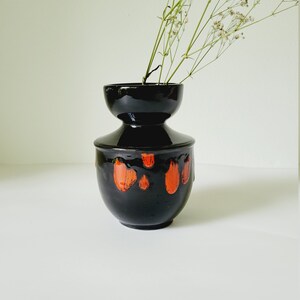 Kleine Mid Century Tropfglasur Vase. Vintage Blue Mountain Style schwarze und rote Keramik. 60er/70er Jahre handgemachte Keramik Vase