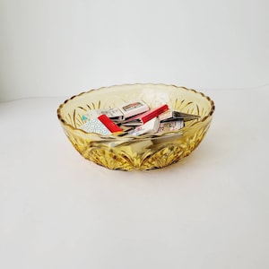 Vintage Anchor Hocking Medaillon Glas Hollywood Regency Schüssel. 60er Jahre Obstschale aus leuchtend gelbem Pressglas. Mid Century Großer Glashalter