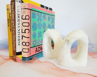 Dos sujetalibros de piedra hueca de alabastro italiano blanco. Sujetalibros pesados tallados de mediados de siglo. Decoración vintage para oficina y estudio. Regalo para amantes de los libros raros.