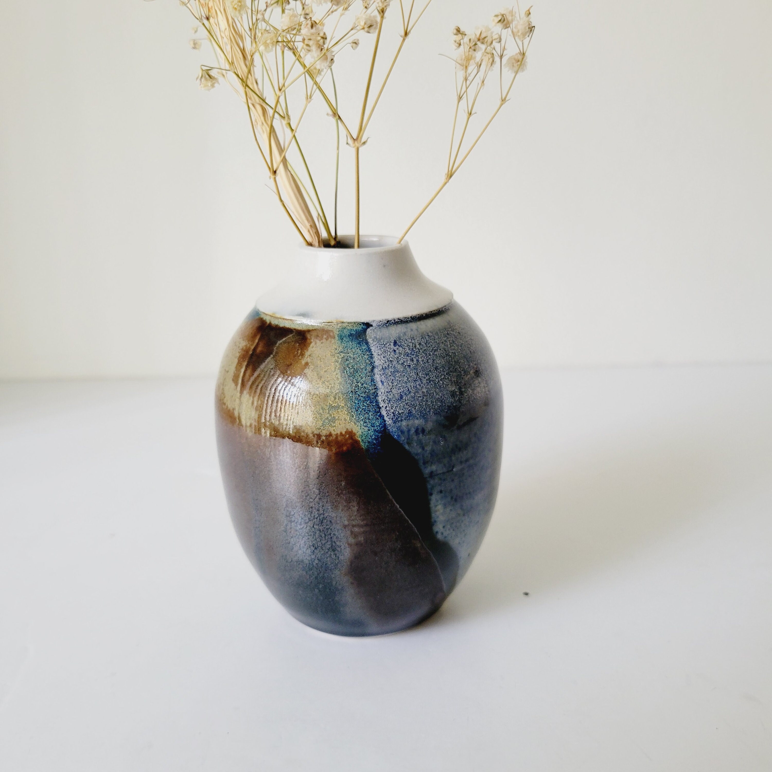 陶器製丸型壺 青みがかった茶色 手作りの陶器の花瓶、青茶色の陶器製一輪挿し、素朴なホーム