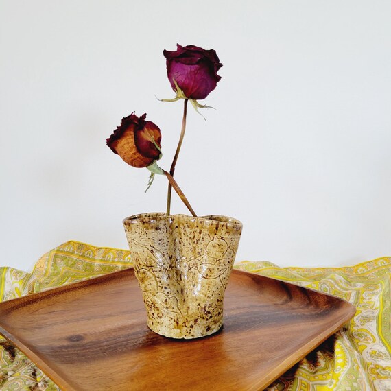 両面がピンチ加工された陶器の花瓶。ヴィンテージの斑点模様が特徴的な