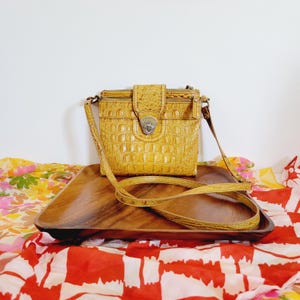 Senfgelbe Brahmin Mohito Umhängetasche. Vintage Krokodilleder Umhängetasche. Geldbörse mit verstellbarem Riemen. Hellbraune strukturierte Ledertasche