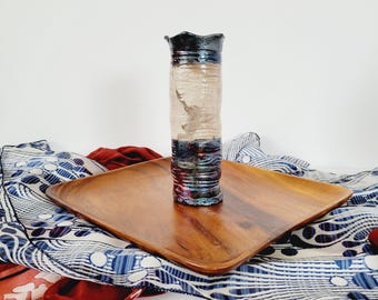 Grand vase fin en poterie raku irisé. Récipient fait main côtelé Moody. Poterie d'atelier aux couleurs contrastées avec bord festonné. Vase vintage en raku cuit