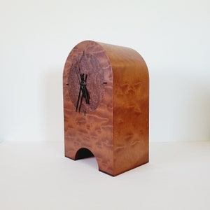 Reloj de repisa Art Déco curvo de madera de andiroba y tamo. Reloj vintage de madera de nogal. Reloj de sobremesa de madera mixta firmado por John Farrar.