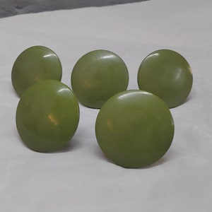 Puede incluir: Seis pomos redondos de cerámica de color verde.
