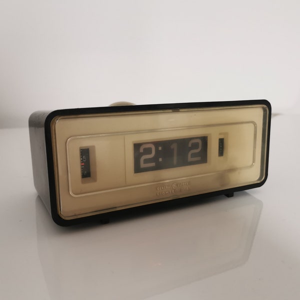 Vintage Flip Clock GE General Electric Simple Alarm Clock Electric model 8G127-3 Lighted Dial