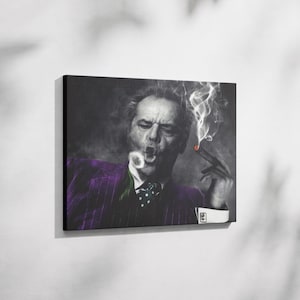 Puede incluir: Impresión en lienzo en blanco y negro de un hombre fumando un cigarro. El hombre lleva un traje a rayas moradas, una corbata verde de lunares y una camisa blanca. El humo sale del cigarro, creando un efecto dramático.