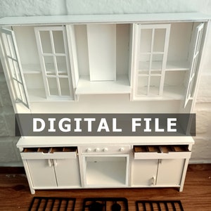 Può includere: Un mobile da cucina in miniatura bianco con ante in vetro e cassetti. Il mobile ha un forno e un piano cottura integrati. Il testo "#GEORGIANESSENCE" e "DIGITAL FILE" è visibile sul mobile.