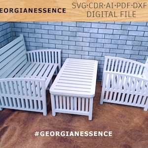 Könnte beinhalten: Weißes, aus Holz gefertigtes Gartenmöbel-Set mit einer Zwei-Sitzer-Couch, zwei Stühlen und einem Couchtisch. Das Set besteht aus Lattenholz und hat einen rustikalen, ländlichen Stil. #GEORGIANESSENCE SVG.CDR.AI.PDF.DXF DIGITAL FILE