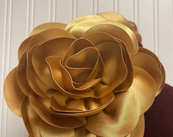Grande broche en soie dorée avec fleur