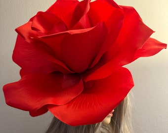 Tocado gigante de rosa roja: Adorno floral para el Derby de Kentucky (50,8 cm)
