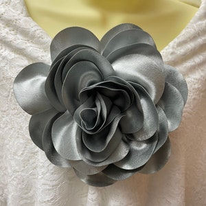 Large gray flower brooch pin shoulder corsage gray flower pin flower pin for dress wedding accessories large scale flower pin party flower