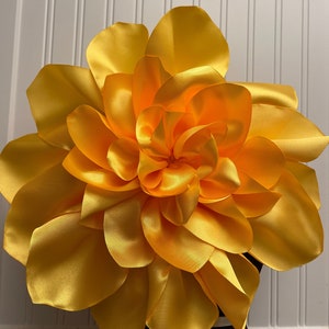 Broche de flores de gran tamaño amarillo, ramillete de hombro, flor de alfiler grande, alfiler de flor amarilla, broche de gran tamaño, accesorios navideños, tamaño 12"