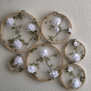 Decoración de pared con flores blancas, decoración de bodas, arte de pared, decoración de despedida de soltera, decoración infantil, arte de pared, decoraciones de pared modernas, decoración única