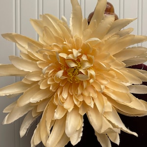 Broche grande de flor amarilla clara, con forma de crisantemo, para hombro, accesorio de boda, tamaño 7.5"