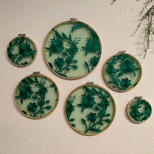Decoración de pared con flores bordadas verdes, decoración del hogar, arte de pared, tapices, revestimiento de pared verde, tapices, arte, decoraciones de pared, regalos para el hogar
