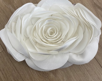 Elegante Clutch de Rosa Blanca: Bolso de Novia con Cadena Plateada