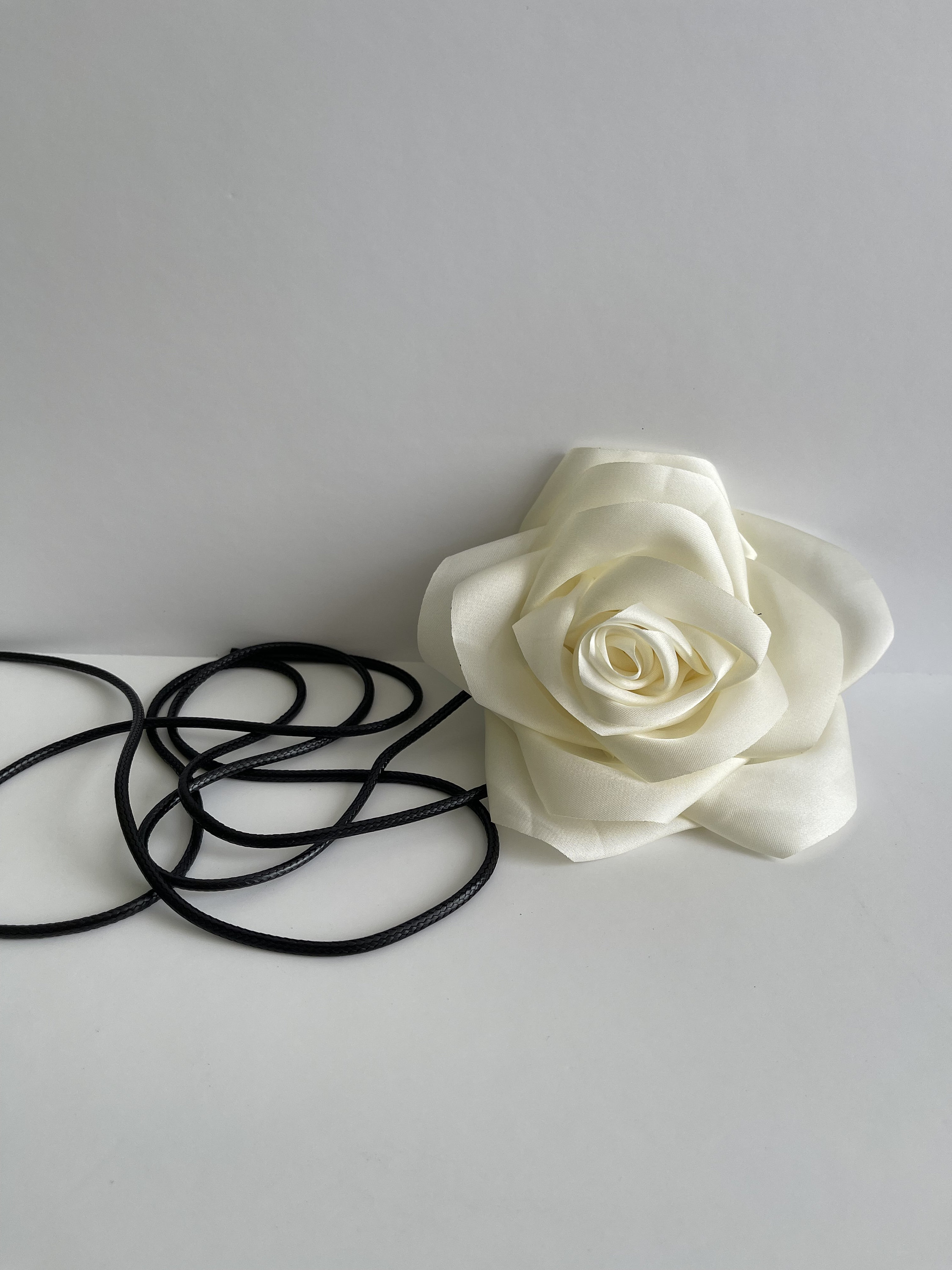 Collana Girocollo Nera con Pendente di Cristalli Rosa - Fiori di Lillà