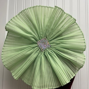 Grote gegolfde lime groene bloem broche pin schouder corsage oversized stof bloem pin lente ruffle bloem broche pin partij bloem broche