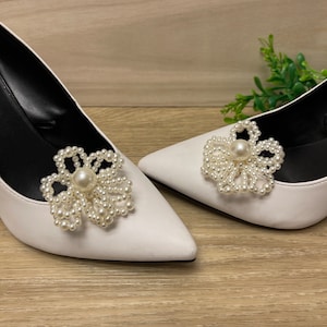 Pearl shoe clips pearl shoes wedding shoe jewelry bridal shoe clips flower shoe clips pearl shoe clips gifts for bride gifts from mother