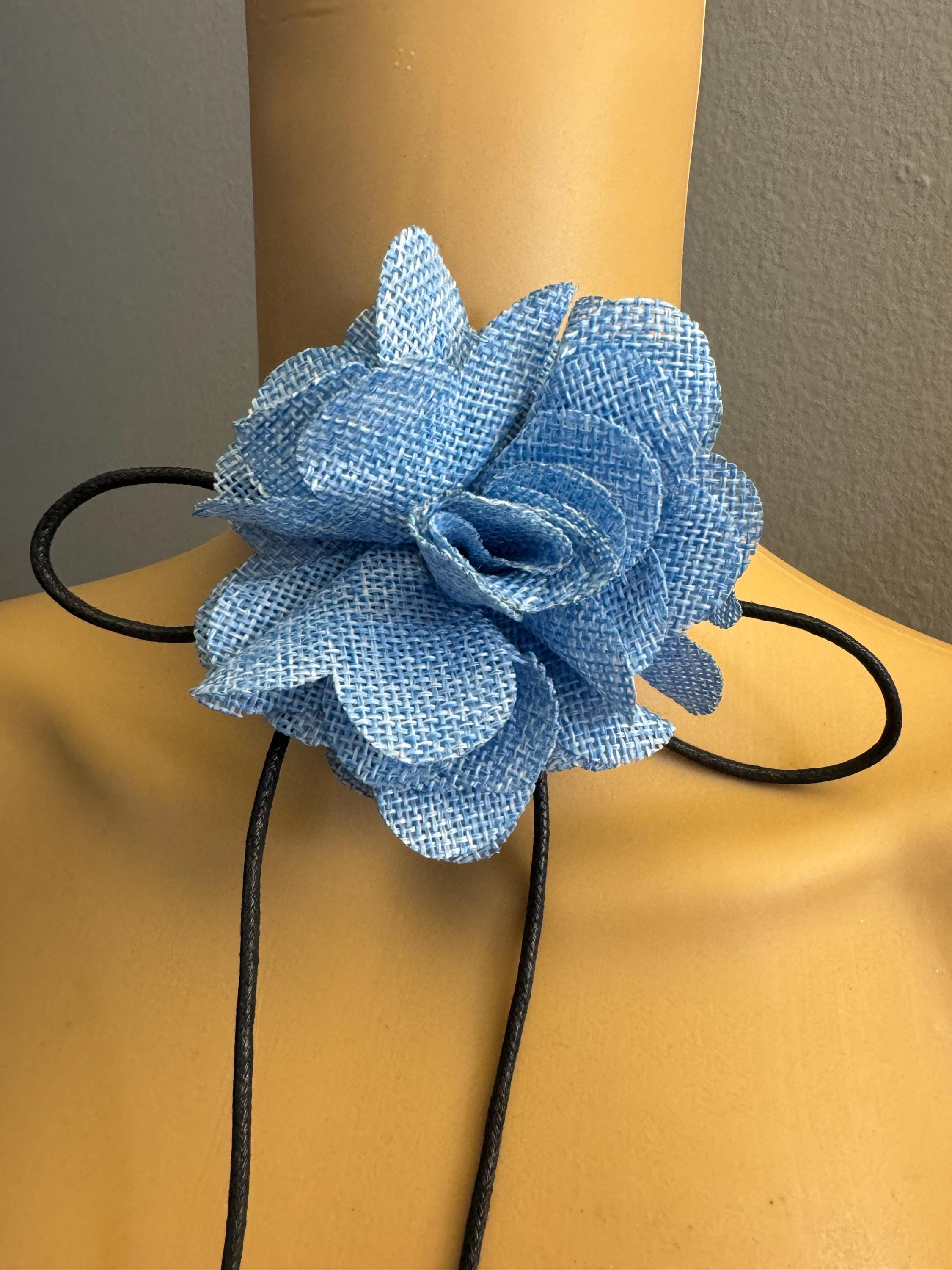 Collana girocollo con rosa blu: elegante cravatta a forma di fiore - Italia