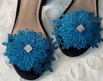 Schoenclips met blauwe kanten bloem, handgemaakt bruidsaccessoire