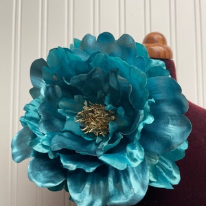 Broche de flor grande, broche de flor turquesa, broche de gran tamaño, ramillete para el hombro, flor de fiesta, accesorio para mujer, broche de flor de 6,5"