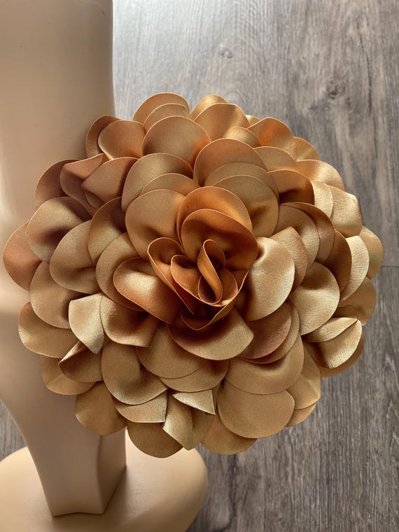 Übergroße goldene Satinblumenbrosche, große goldene Blumen-Schulterblume, goldene Brosche, Blumen-Hochzeitsaccessoires, Größe 11 Zoll