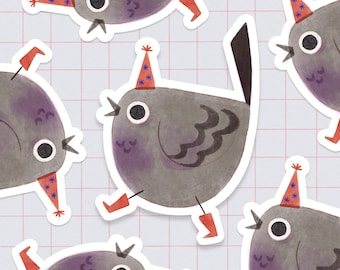 Op de afbeelding: Een herhalend patroon van cartoon duiven stickers. De duiven zijn grijs met zwarte ogen en snavels, met rode feesthoeden met blauwe steraccenten en rode laarzen. De achtergrond is een lichtgrijs raster.