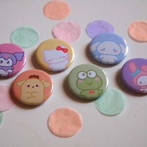 Sanrio inspiriertes 32 mm Abzeichen Set von 6| handgemachte Pin Anstecker | kawaii hello kitty mymelody kuromi pompompurin keroppi cinnamoroll