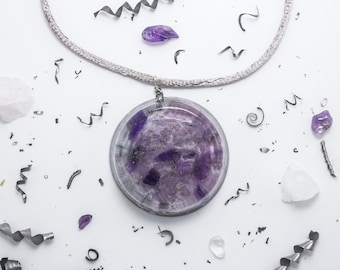 Collana con pendente in orgonite, ametista e quarzo rosa