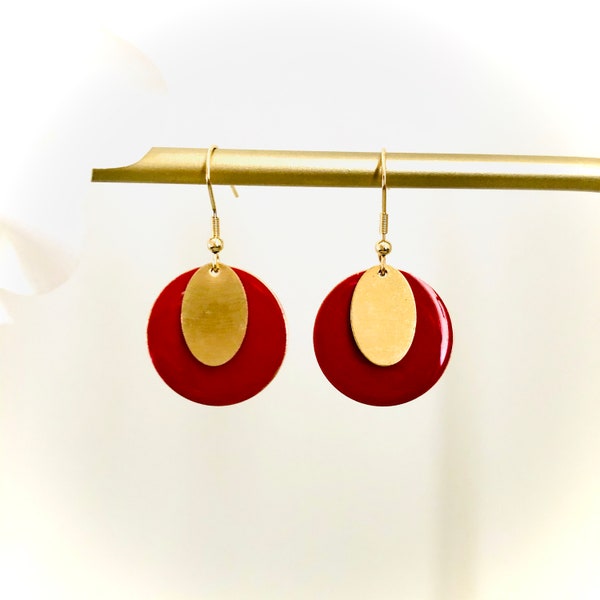 Boucles d'oreilles rondes avec sequin émaillé noir OU rouge et pendentif en laiton brut de forme ovale.