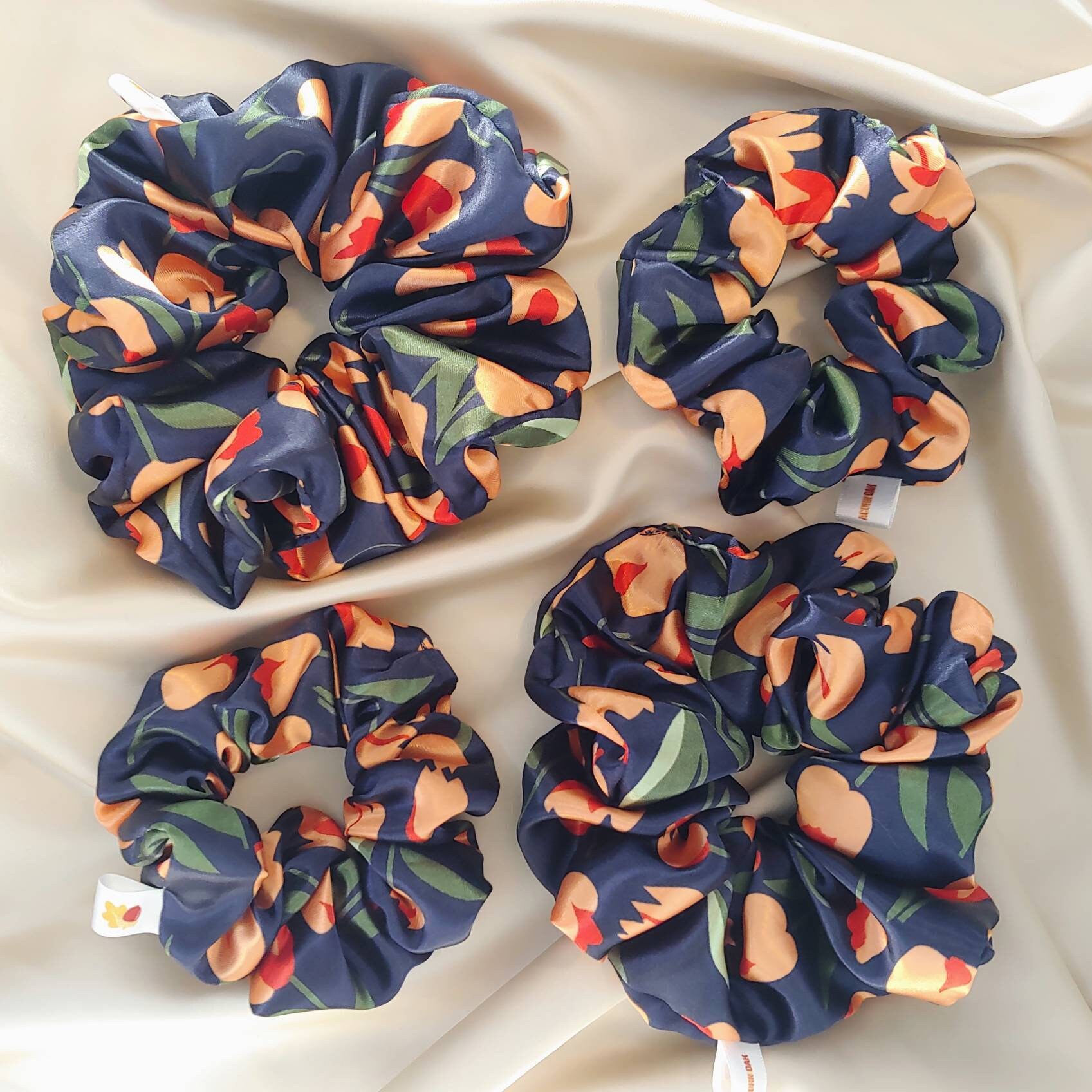 Scrunchies En Satin Soyeux - Fait Main Au Royaume-Uni - Taille Moyenne, Blanc