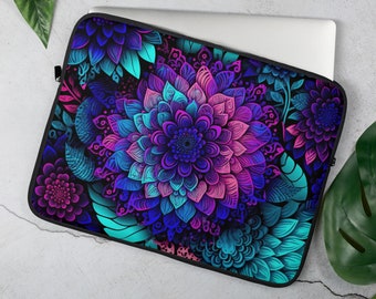 Könnte beinhalten: Eine Laptoptasche mit einem lebendigen Blumenmuster. Das Design zeigt große, mehrfarbige Blumen mit filigranen Details in Blautönen, Lila und Rosa vor einem schwarzen Hintergrund.