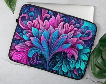 Könnte beinhalten: Eine Laptoptasche mit einem farbenfrohen Blumendesign. Das Design zeigt rosa, blaue und violette Blumen mit filigranen Details. Die Tasche ist aus strapazierfähigem Material gefertigt und schützt Ihren Laptop perfekt.