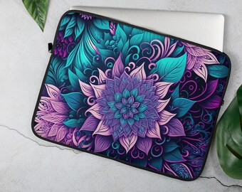 Könnte beinhalten: Eine Laptoptasche mit einem floralen Design. Das Design zeigt rosa, lila und blaue Blumen auf einem dunkelblauen Hintergrund.
