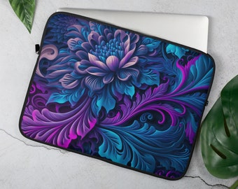 Könnte beinhalten: Eine Laptoptasche mit einem lebendigen Blumendesign. Das Muster zeigt eine große blaue und violette Blume mit filigranen Details vor einem dunklen Hintergrund.