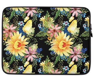 Könnte beinhalten: Eine schwarze Laptoptasche mit einem Blumenmuster. Das Muster zeigt gelbe, rosa und blaue Blumen auf schwarzem Hintergrund.