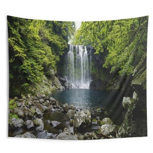 Puede incluir: Un exuberante bosque verde con una cascada que cae en una piscina azul clara. El agua fluye sobre las rocas y crea una atmósfera pacífica.