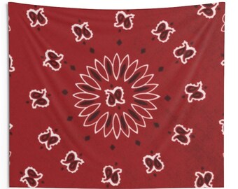 Puede incluir: Tapiz de patrón de bandana rojo con un diseño paisley blanco y negro en el centro.