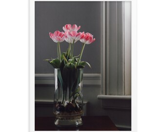 Poster floreale incorniciato: Tulipani rosa in vaso, decorazione da parete